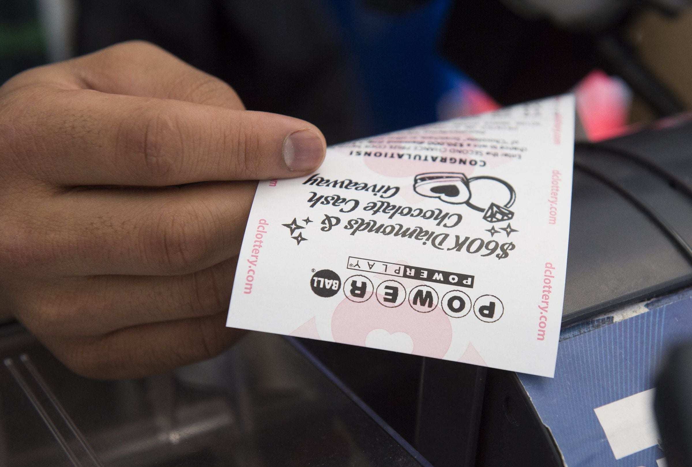Revisa esta nota para conocer los números ganadores del Powerball en el sorteo del 21/02/2026 y averiguar si el premio mayor ya tiene dueño. (Foto: SAUL LOEB / AFP)
