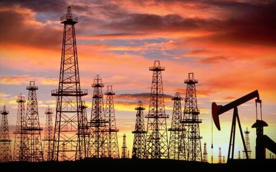 El barril de Brent del mar del Norte, para entrega en mayo subió un 4.55% hasta US$ 104.49.