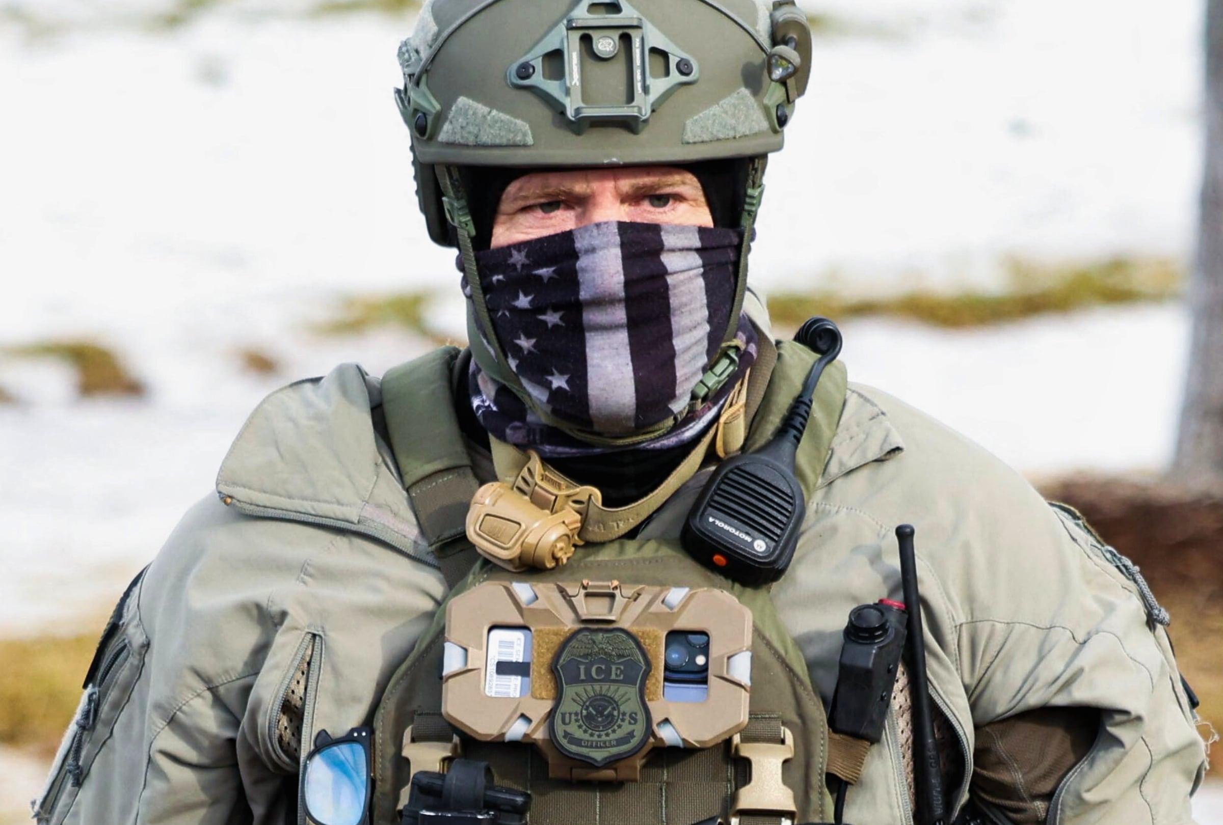 Los agentes de ICE deben portar una placa y credenciales oficiales que pueden ser solicitadas por el ciudadano (Foto: Charly Triballeau / AFP)