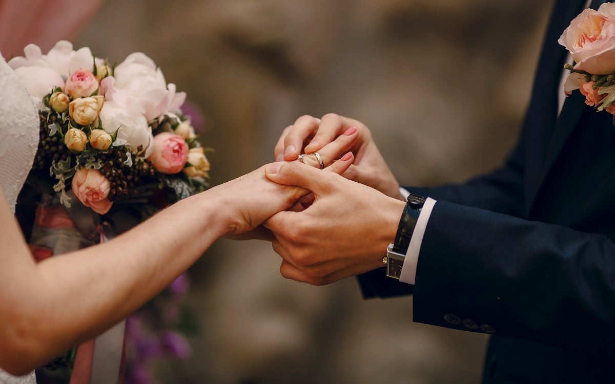 El Departamento de Justicia de EE. UU. acusó a 11 personas de operar una red de matrimonios falsos para ayudar a ciudadanos chinos a obtener Green Cards. (Foto: Referencial / Freepik)