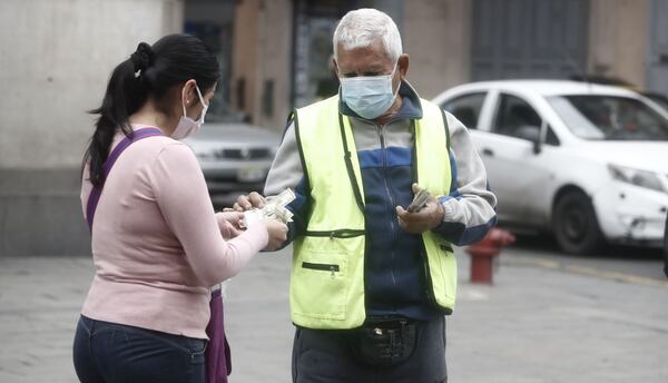 CAMBISTAS DE LIMA REALIZANDO SU TRABAJO Y TRANSACCIONES. (Foto: César Campos / GEC)