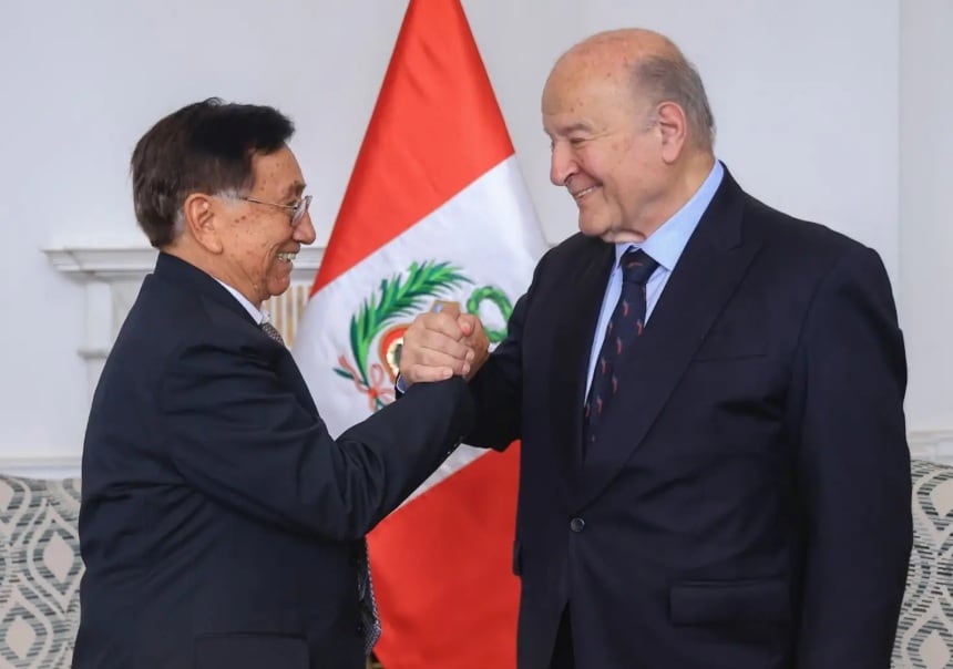 Según informó la Presidencia de la República, el jefe de Estado recibió a Hernando de Soto, con quien abordó temas vinculados a las funciones del presidente del Consejo de Ministros. Foto: Presidencia.