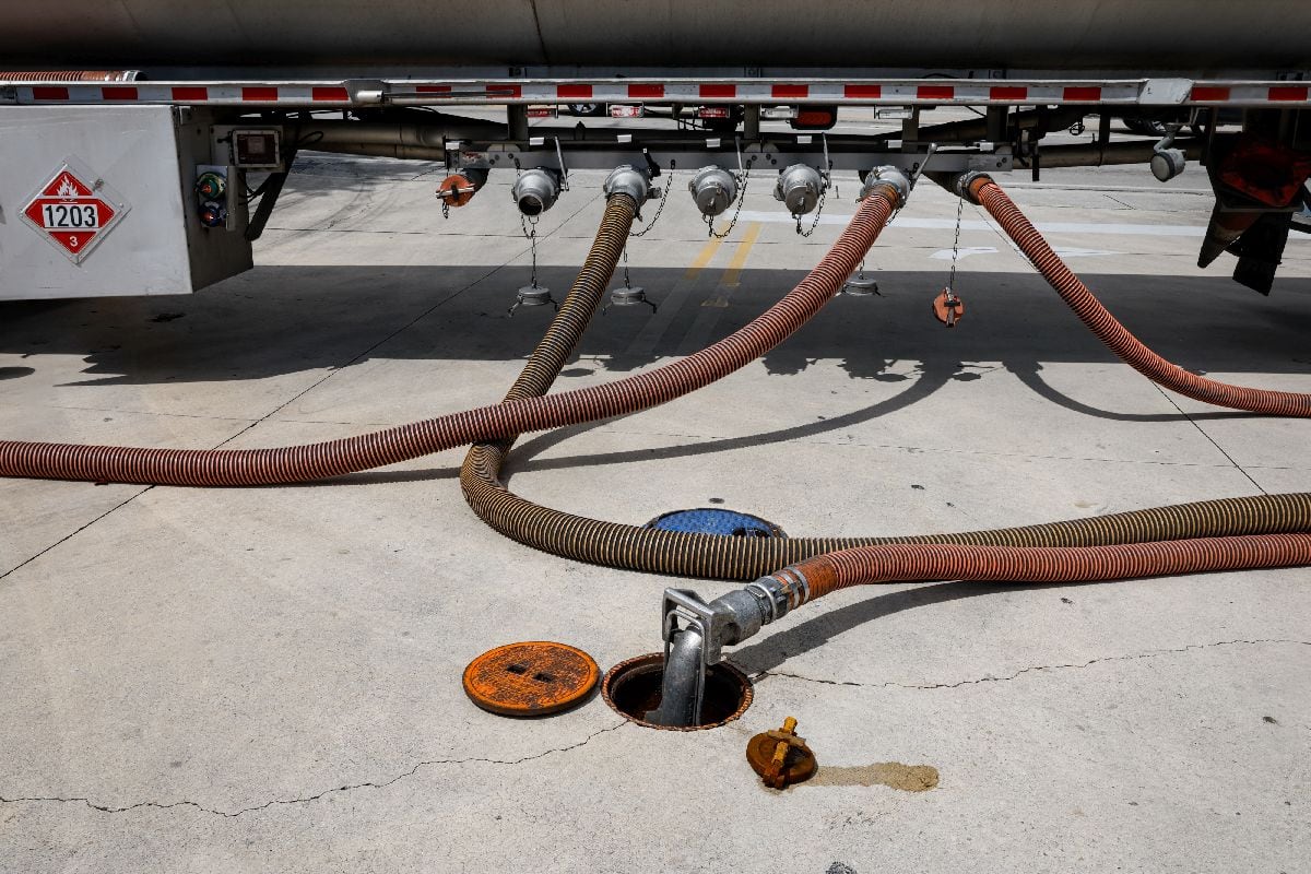 Un camión cisterna entrega combustible a una gasolinera en Estados Unidos. Fotógrafa: Eva Marie Uzcategui/Bloomberg