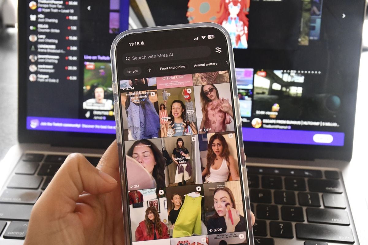 Imagen de redes sociales en un teléfono y una laptop. Foto: EFE/ Edurne Morillo