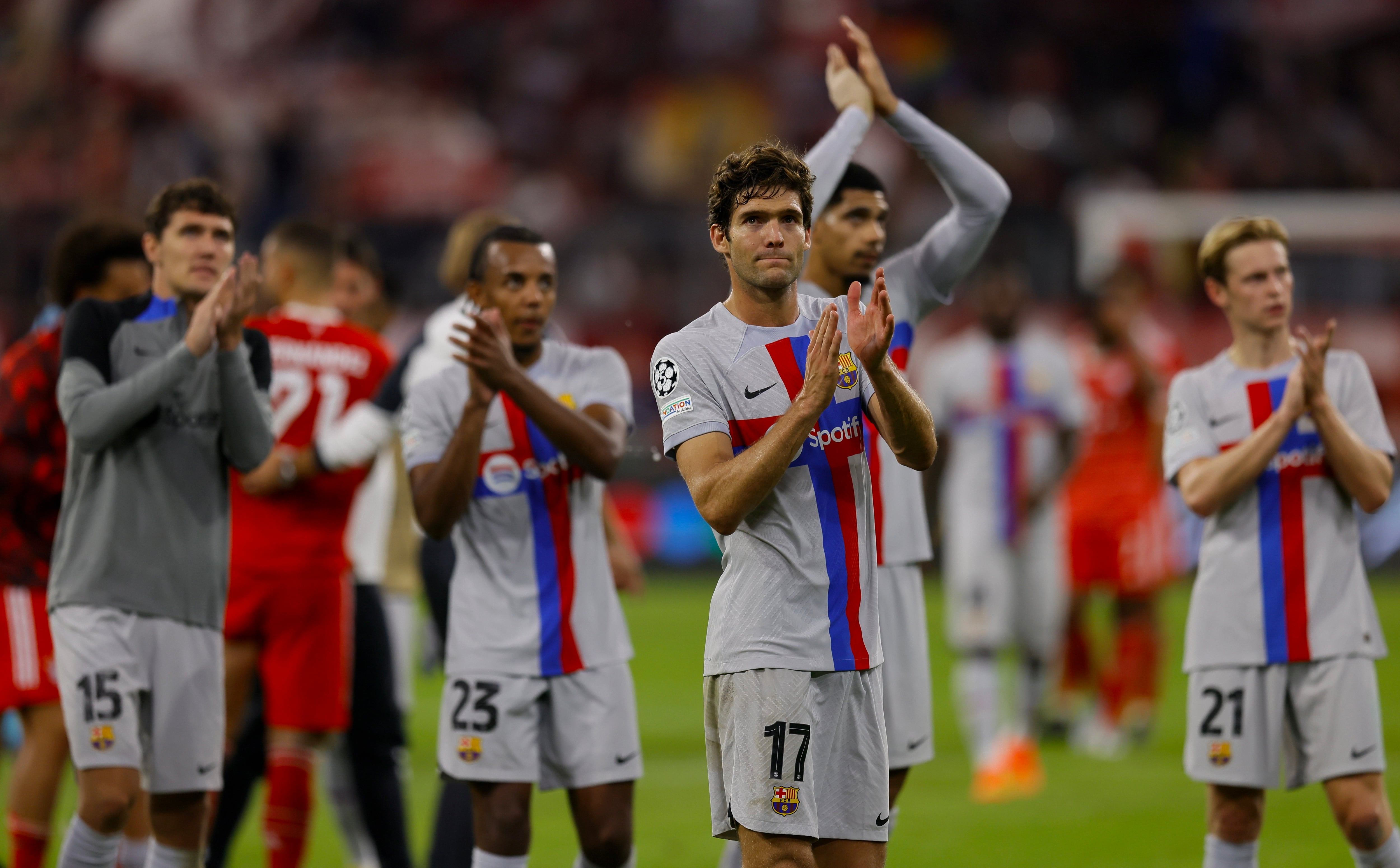 Munich (Germany), 13/09/2022.- Players of Barcelona salute their fans after the UEFA Champions League group C soccer match between Bayern Munich and FC Barcelona in Munich, Germany, 13 September 2022. (Liga de Campeones, Alemania) EFE/EPA/RONALD WITTEK