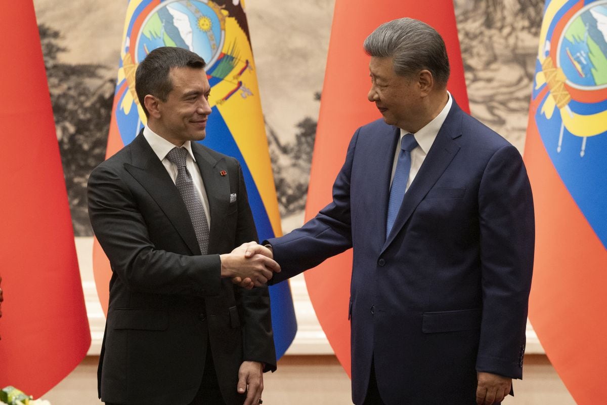 El presidente de China, Xi Jinping, a la derecha, estrecha la mano del presidente de Ecuador, Daniel Noboa, después de una ceremonia de firma en el Gran Palacio del Pueblo en Pekín, el 18 de agosto.