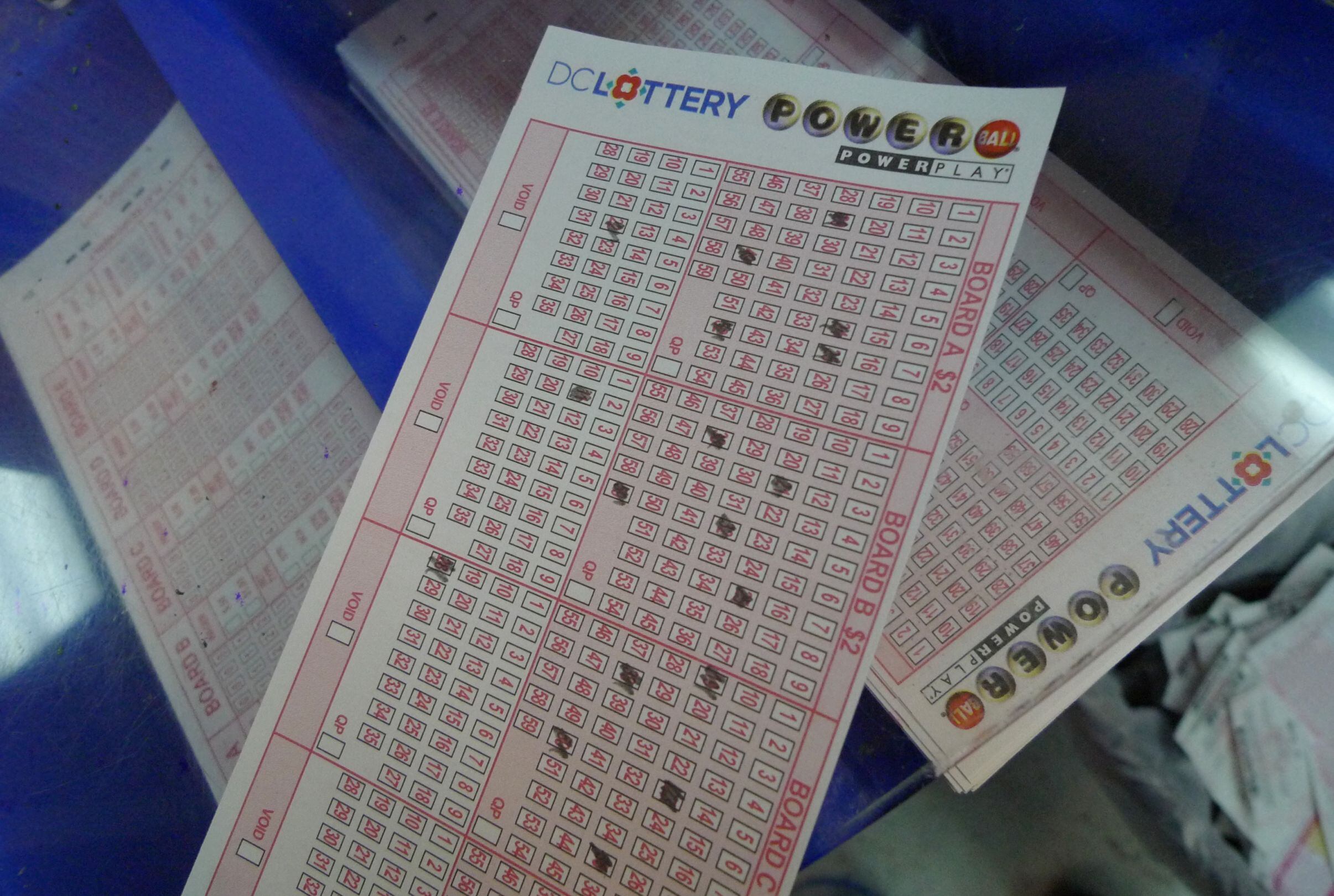Por lo general, los participantes del Powerball pueden reclamar un premio de hasta $600 en cualquier lotería autorizada de la jurisdicción donde compraron el boleto. (Foto: MANDEL NGAN / AFP)