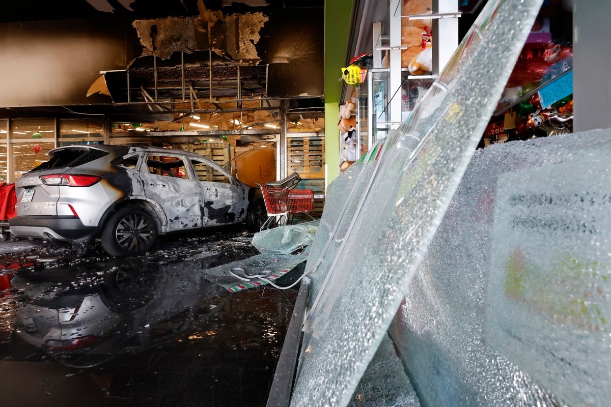 Fotografía de un vehículo incendiado en un centro comercial por presuntos integrantes del crimen organizado este domingo, tras el abatimiento de Nemesio Oseguera Cervantes, alias El Mencho, líder del Cártel Jalisco Nueva Generación (CJNG), en Guadalajara (México). (Foto: EFE/Francisco Guasco)
