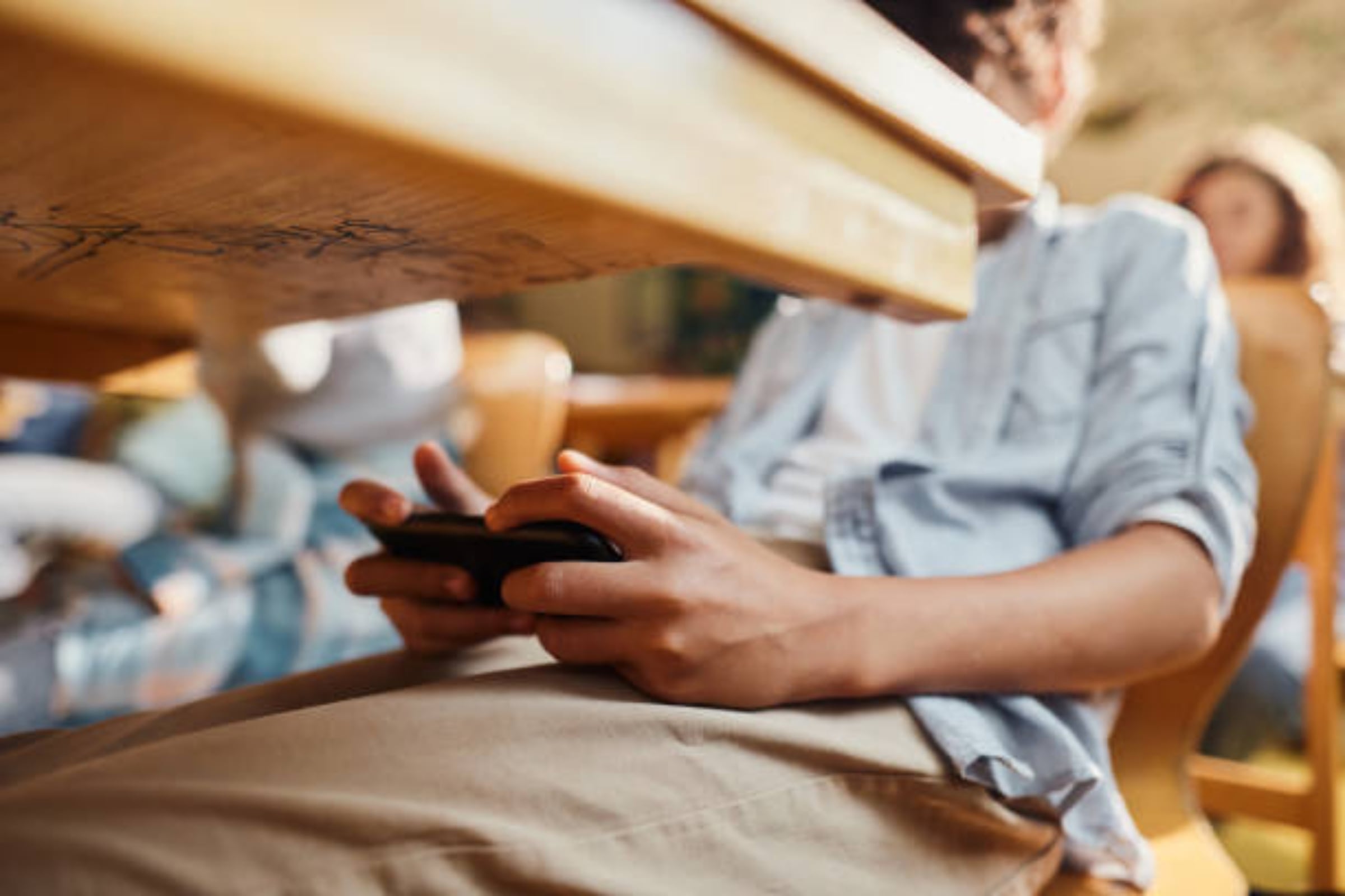 El uso de teléfonos celulares en las escuelas de California debe limitarse (Foto: iStock)