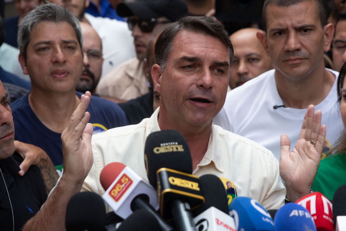 Flávio Bolsonaro habla con la prensa en un colegio electoral de Río de Janeiro el 4 de octubre.