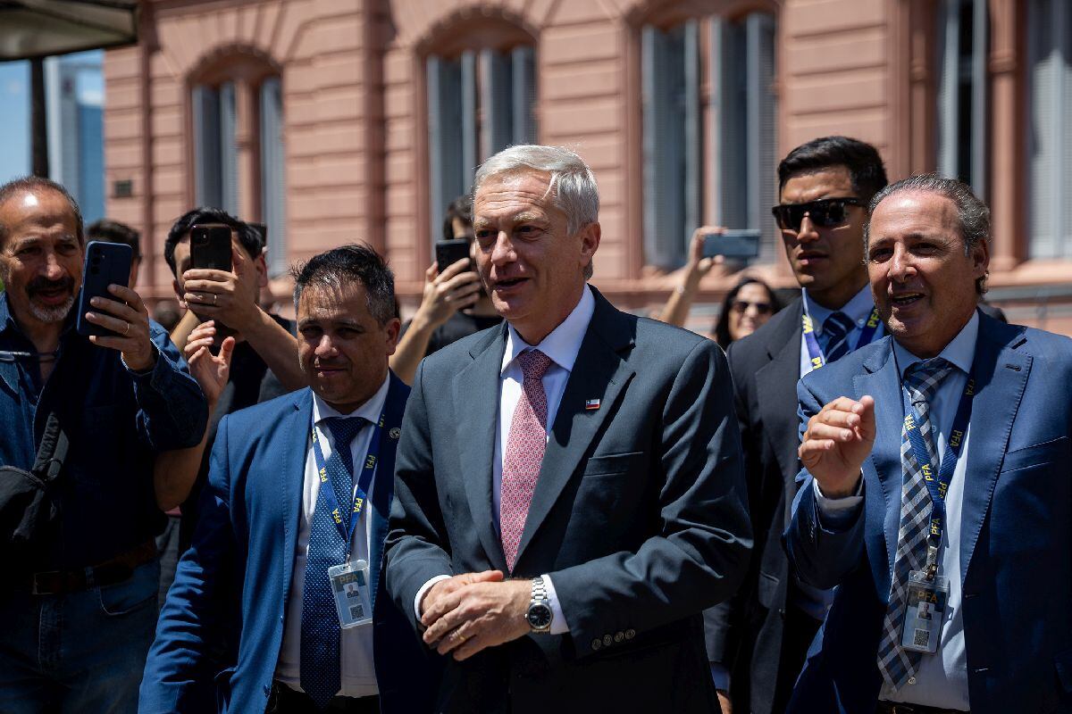 José Antonio Kast, presidente electo de Chile, saluda a sus simpatizantes al salir de la Casa Rosada tras reunirse con Javier Milei, presidente de Argentina, en Buenos Aires, Argentina, el martes 16 de diciembre de 2025. Fotógrafo: Tomas Cuesta/Bloomberg