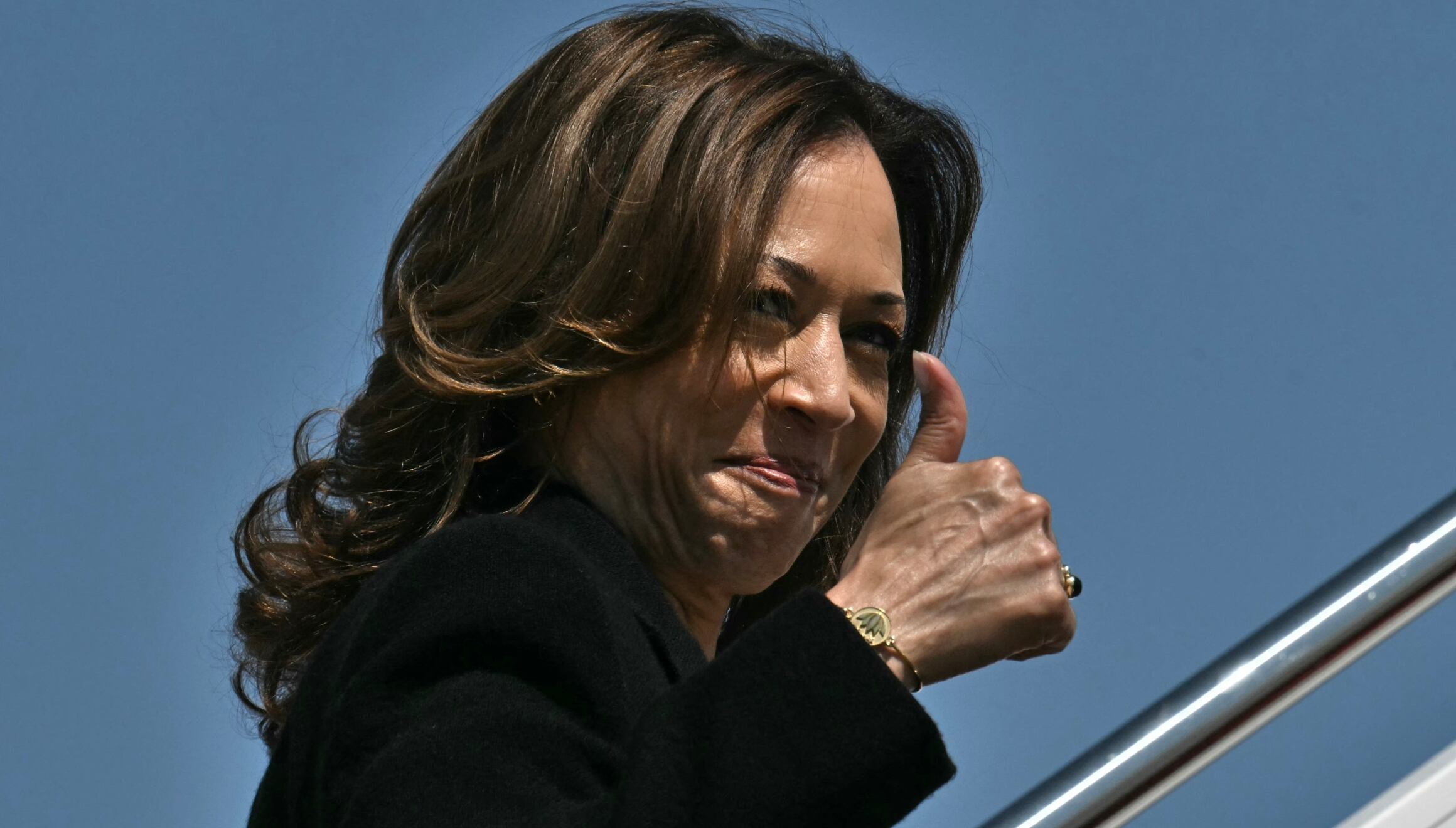 Kamala Harris levanta el pulgar frente a los camarógrafos que cubren su candidatura presidencial (Foto: AFP)
