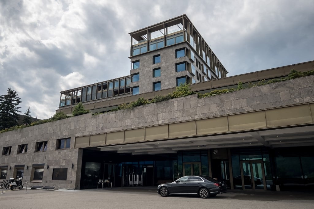 Esta fotografía, tomada el 6 de junio de 2024, muestra un edificio del lujoso complejo turístico Burgenstock, situado sobre el lago de Lucerna, en el centro de Suiza, que acogerá una cumbre de paz sobre Ucrania los días 15 y 16 de junio de 2024. (Foto de Elodie LE MAOU / AFP)
