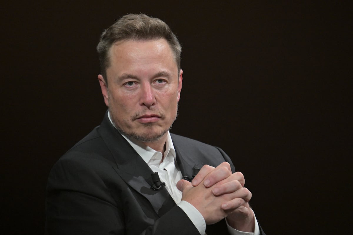 Starlink de Elon Musk ha puesto en una órbita baja de la Tierra 4,200 pequeños satélites con los que ofrece conexión a internet de alta velocidad y prevé llegar a 7.000 en los próximos años. (Foto: AFP)