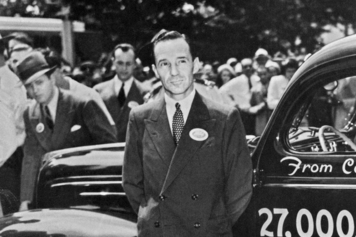 Edsel Ford está en la ubicación 10 de los poderosos que da su dinero a causas filantrópicas. Aquí posando para una fotografía el 16 de junio de 1939 con el automóvil Ford número 27.000.000, que se exhibió frente a la Exposición Ford en el recinto ferial mundial de Nueva York (Foto: AFP)