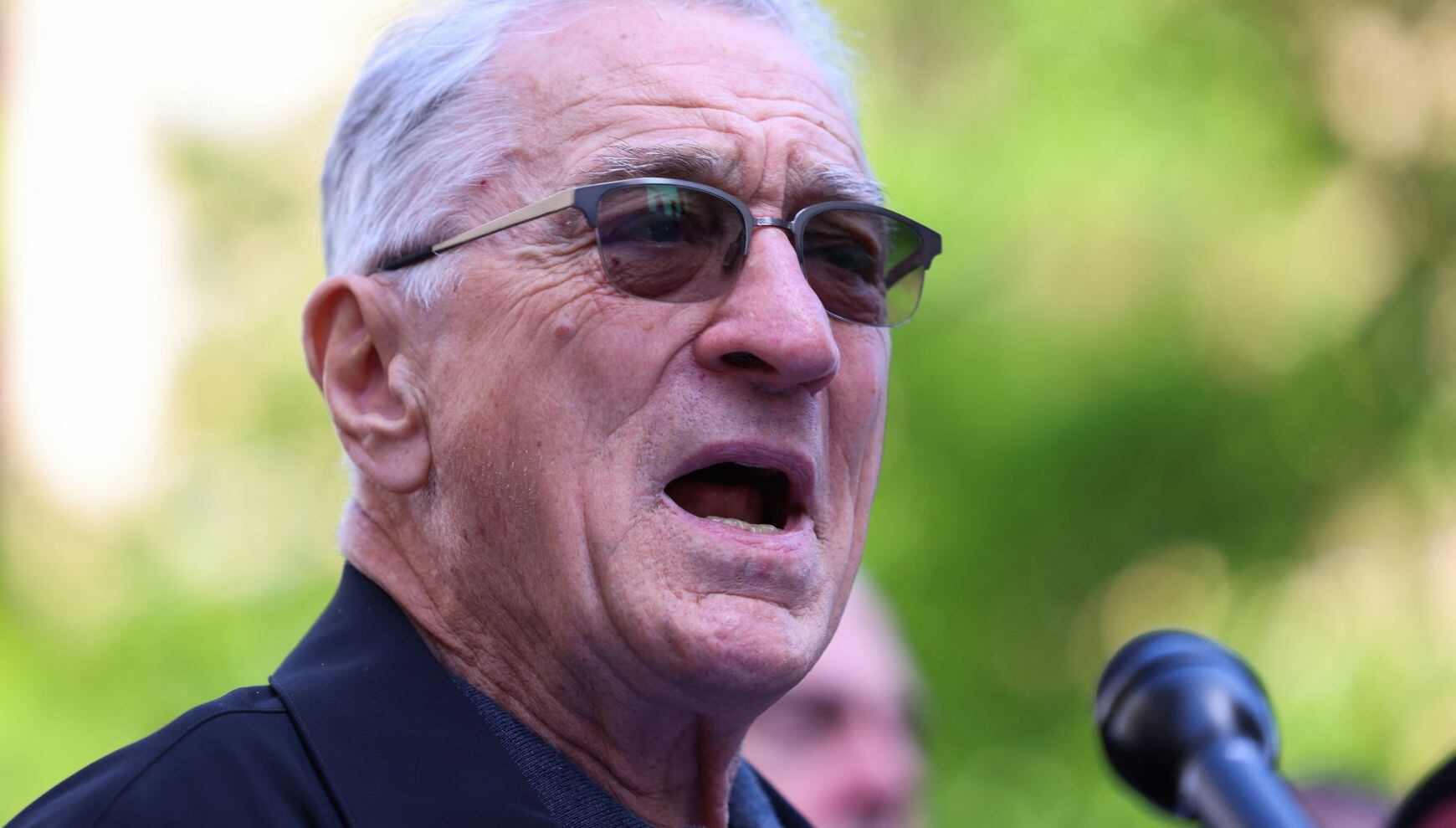 Cuando Robert De Niro se pronunció en apoyo al entonces presidente Joe Biden frente al Tribunal Penal de Manhattan (Foto: Charly Triballeau / AFP)