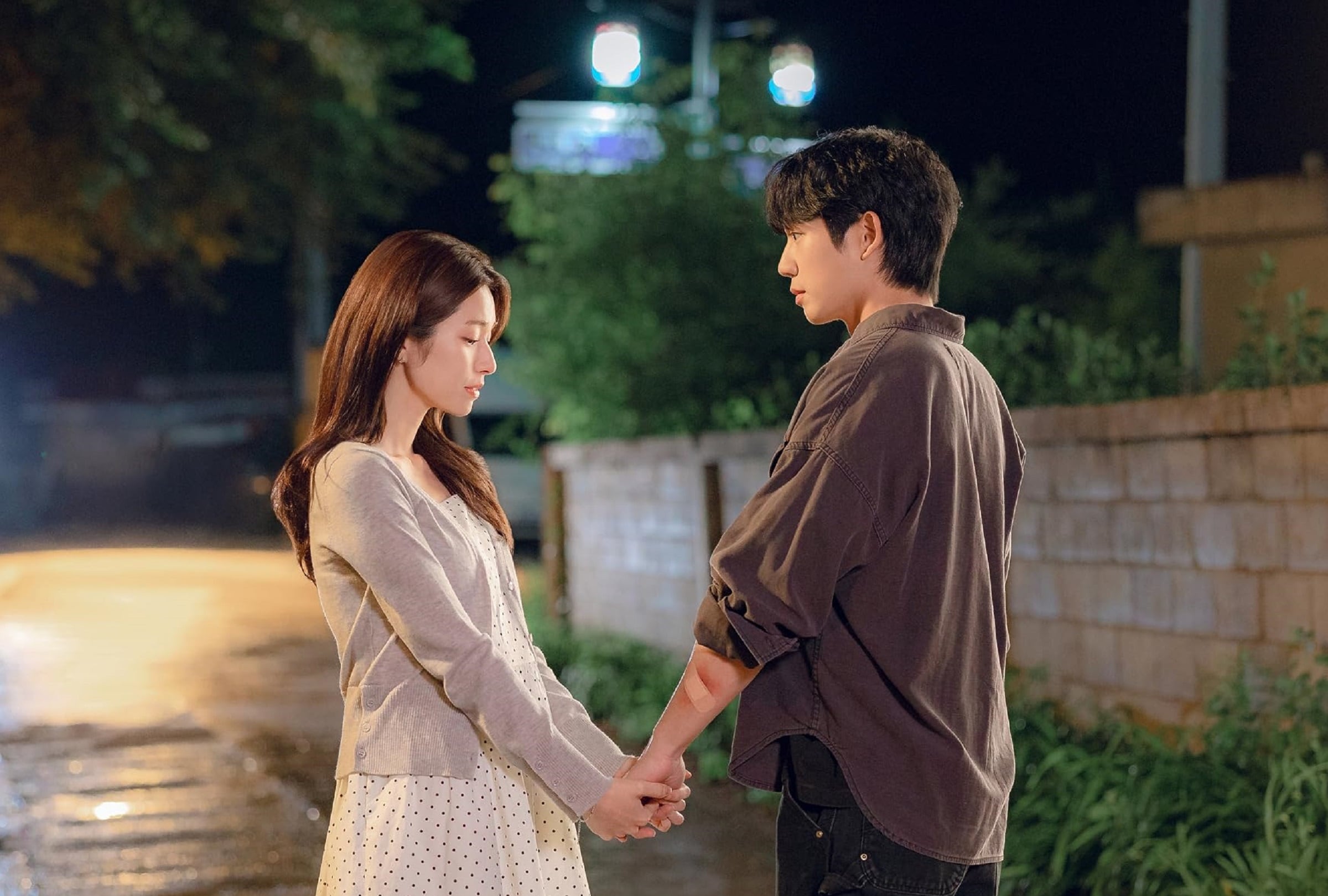 El exboxeador Tae-ha (Jung Hae-in) siempre ha estado enamorado de la fiscal Go Eun-sae (Ha Young) en comedia romántica coreana "Acaramelados" (Foto: Netflix)