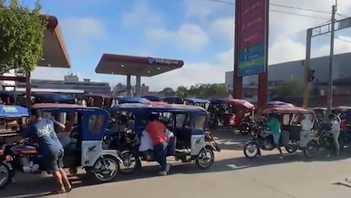 Combustible escasea en Pucallpa y conductores pasan la noche en grifos durante paro regional