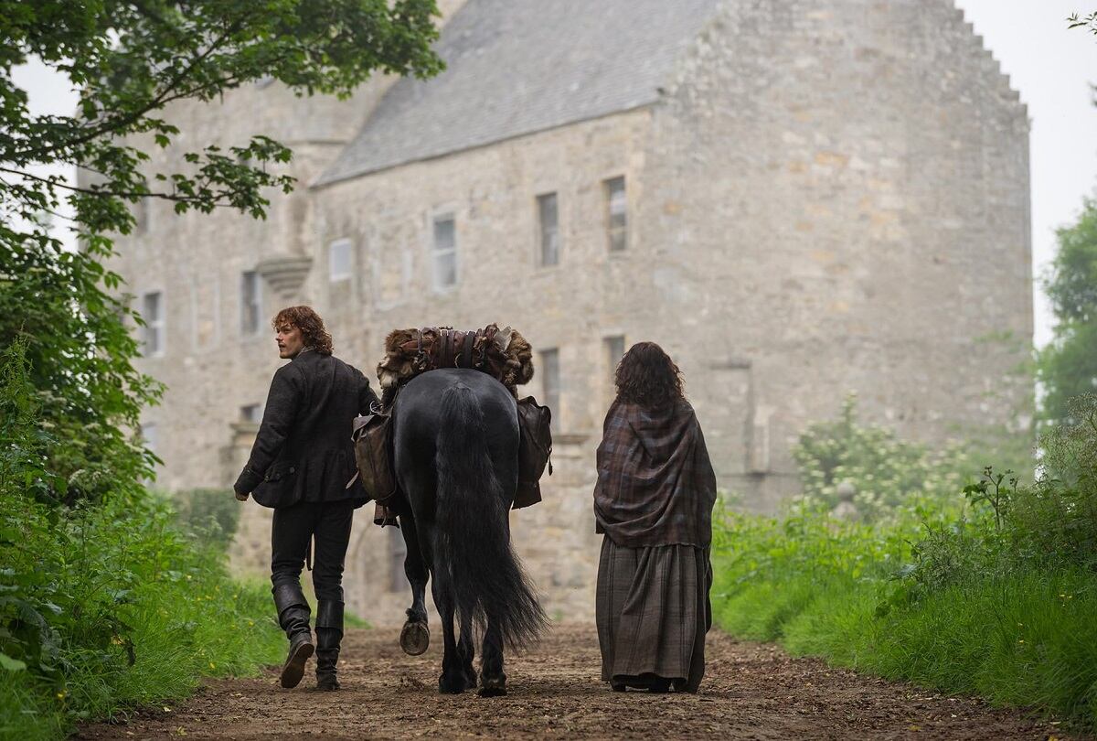 Sam Heughan (Jamie) y Caitriona Balfe (Claire) en una de las locaciones donde se grabó "Outlander" (Foto: Starz)