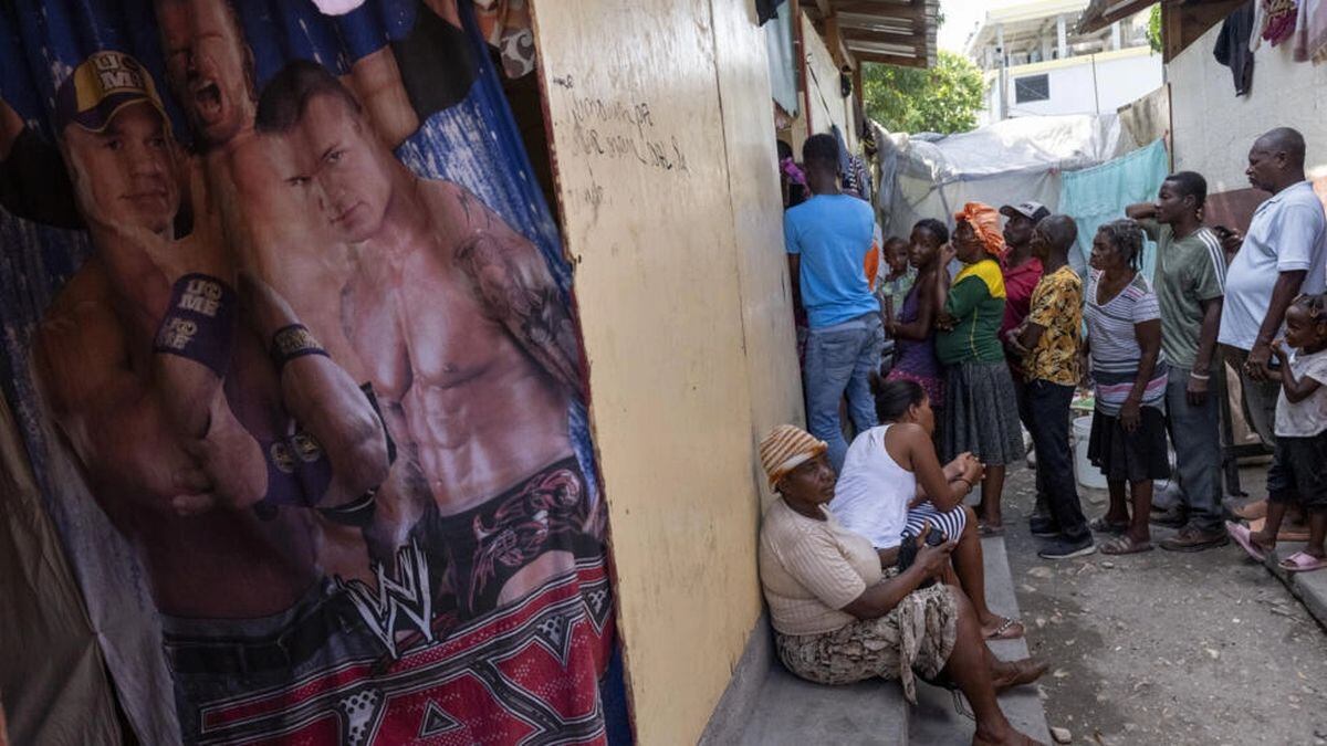 Delante de una clínica móvil de la ONG Alima en un campo de desplazados de Puerto Príncipe | ROBERTO SCHMIDT / AFP/Archivos