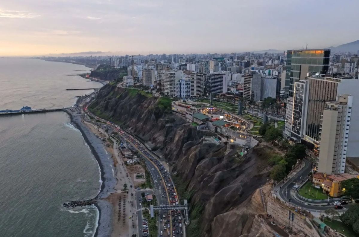 La interrupción de servicios básicos y cadenas logísticas podría prolongar por años la recuperación económica tras un gran sismo, advierte APESEG. Foto: Andina/ referencial.