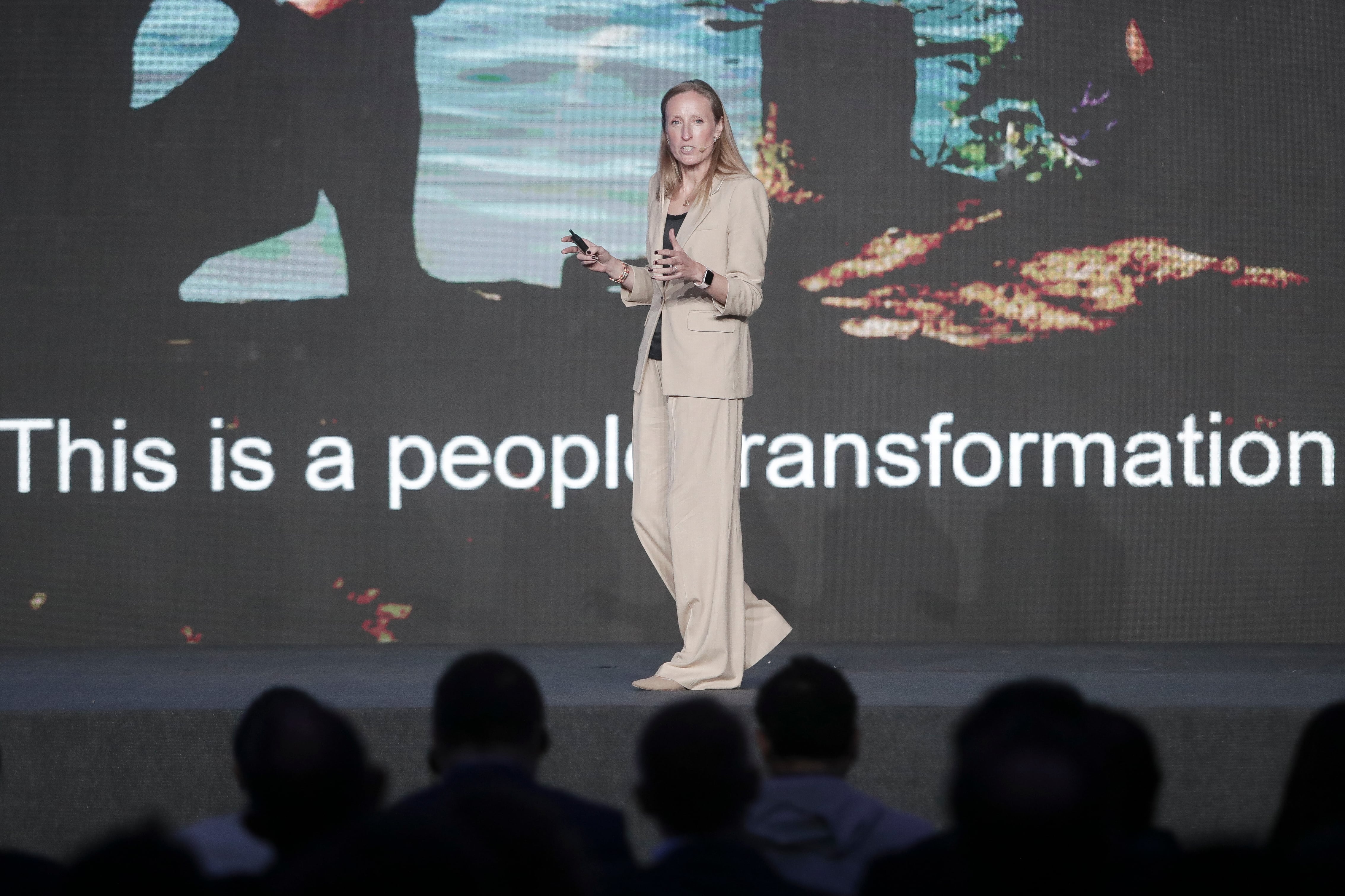 La socia senior en Londres y líder global de Tecnología e IA de McKinsey & Company, Kate Smajey, llamó a los ejecutivos y directores a enfocar la implementación de la IA como una transformación de personas. Foto: Julio Reaño/@photo.gec.