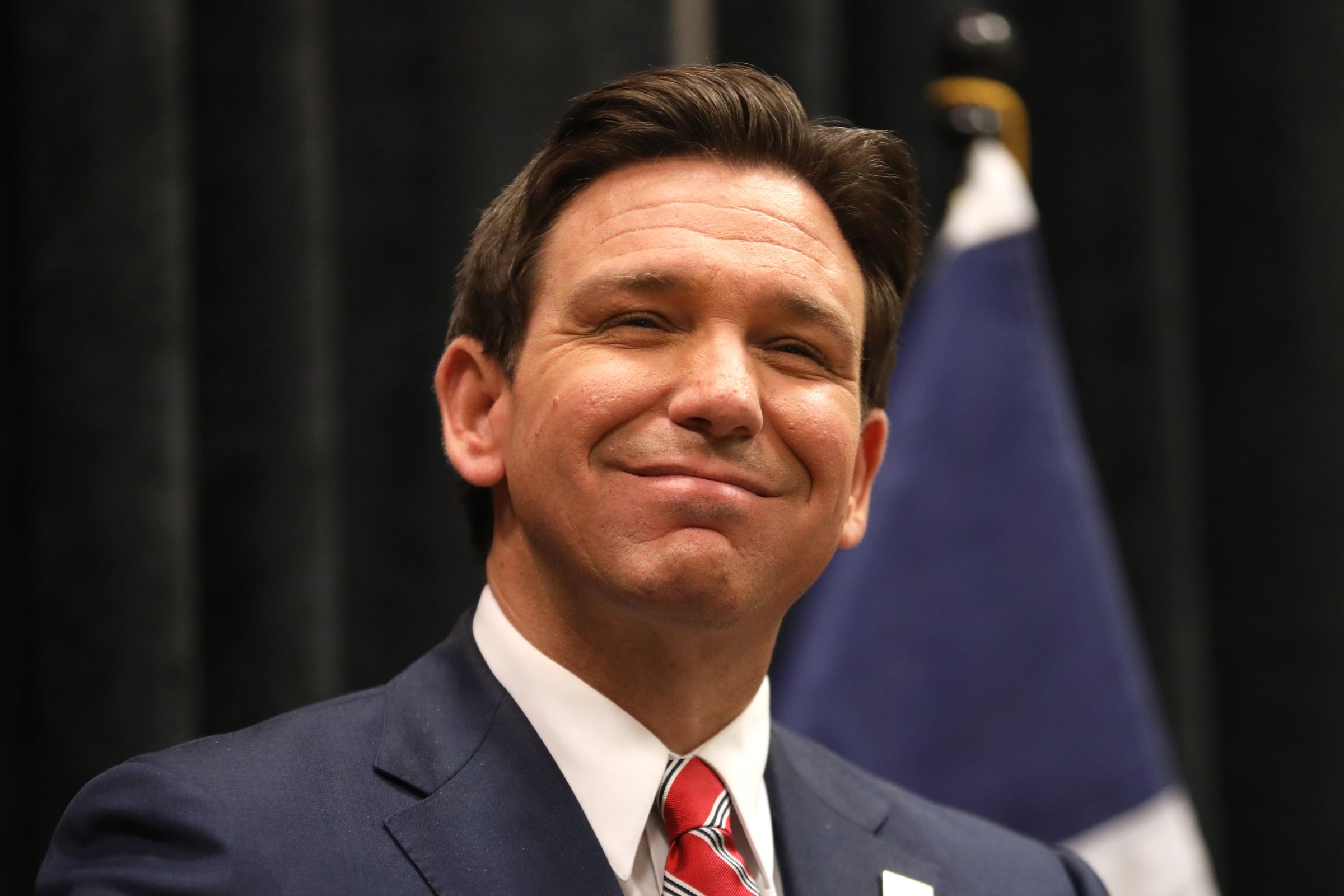 El gobernador Ron DeSantis firmó un proyecto de ley relacionado con las farmacias locales (Foto: Gage Skidmore / Wikimedia)
