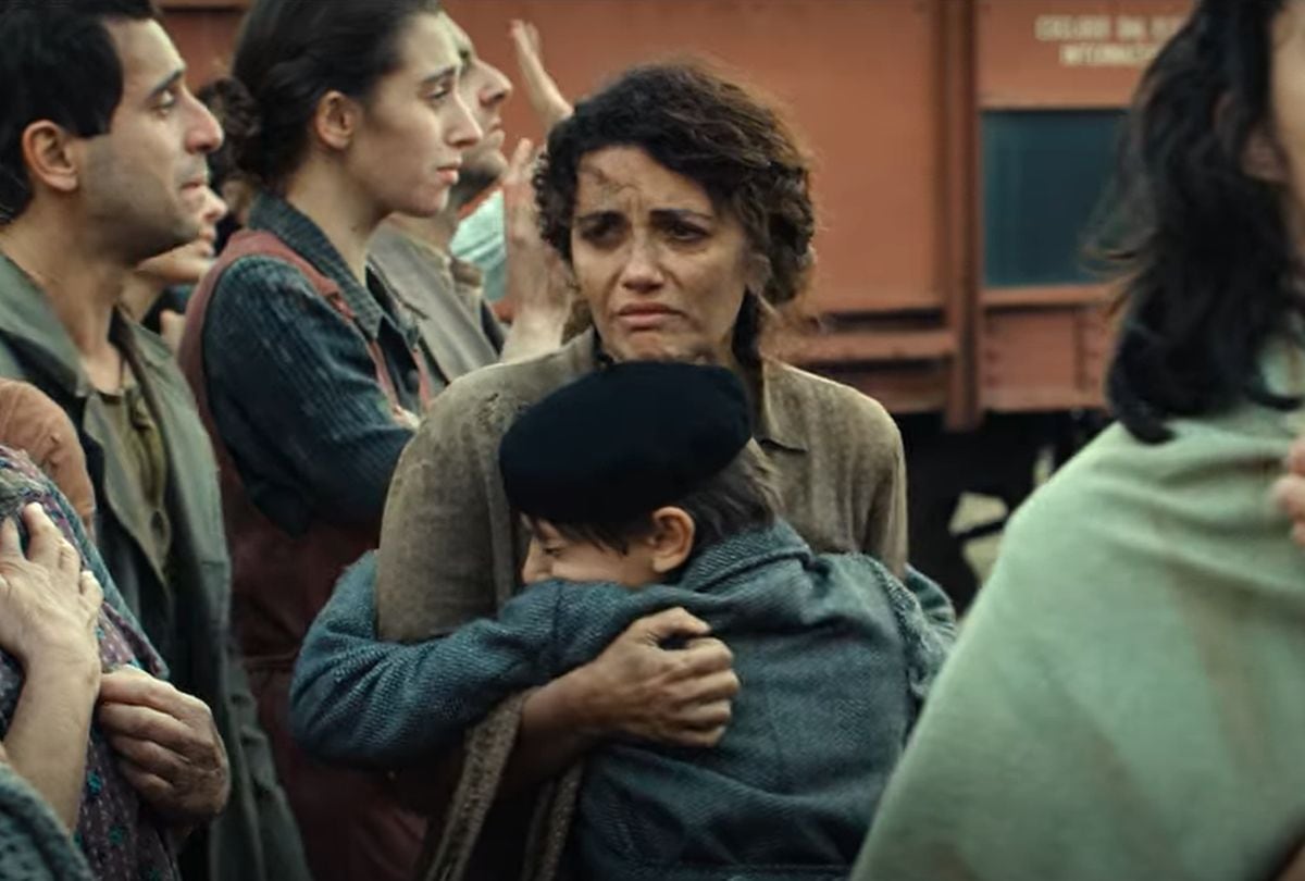 El instante en el que Amerigo abraza a su madre y le dice que no quiere separarse de ella en "El tren de los niños" (Foto: Palomar)