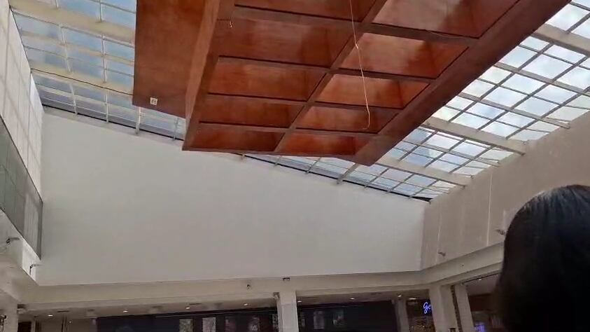 Parte del techo del patio de comidas del Real Plaza Cusco está por colapsar, lo que generó el cierre del establecimiento. Foto: Gestión.
