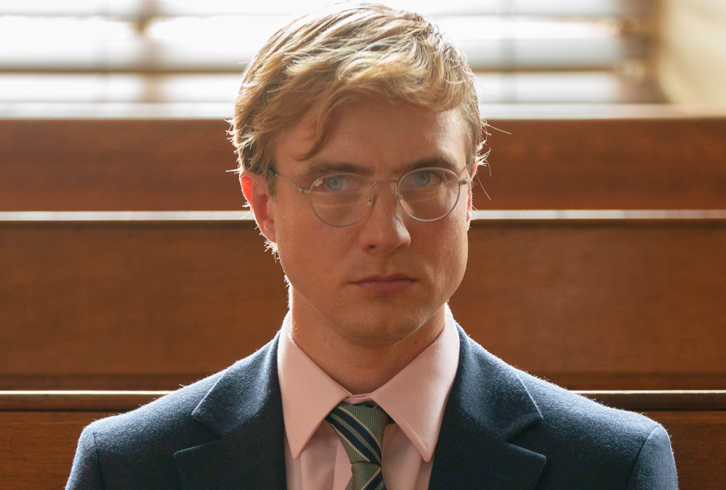Henry Ashton como Max Hastings en una escena de la temporada 2 de la serie "Asesinato para principiantes" (Foto: Netflix)