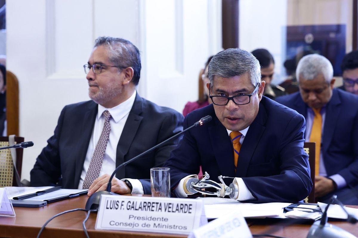 El premier Luis Galarreta sustentó ante la Comisión de Constitución del Senado la necesidad de delegar facultades legislativas al Ejecutivo y pidió revisar los puntos excluidos del dictamen aprobado por Diputados. Foto: Congreso.