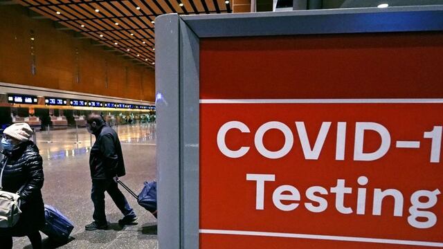 Amplían pruebas de COVID en pasajeros a más aeropuertos de EE.UU.