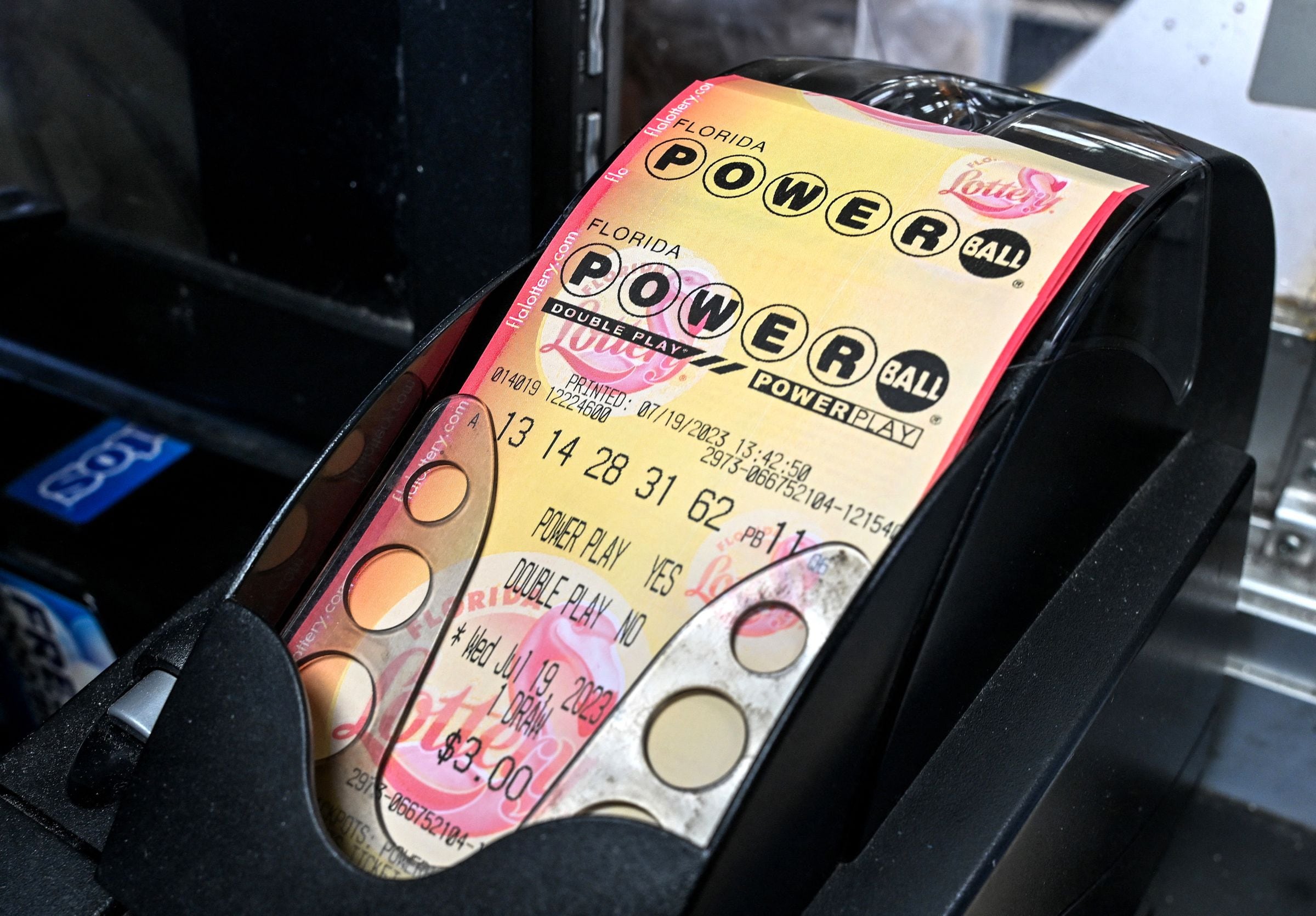 Los plazos límite para la venta de boletos del Powerball varían según la jurisdicción. (Foto: Giorgio VIERA / AFP)