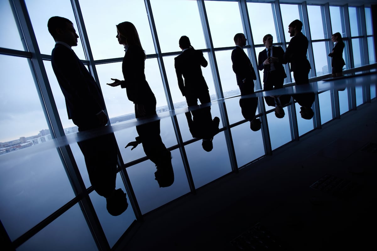 Hay varias maneras de contribuir a mejorar la sociedad sin entrar necesariamente en la política: trabajar bien, virtuosamente; identificar generosamente acciones de valor compartido, atendiendo sin desmayo al bien común. (Foto: ISTOCK)