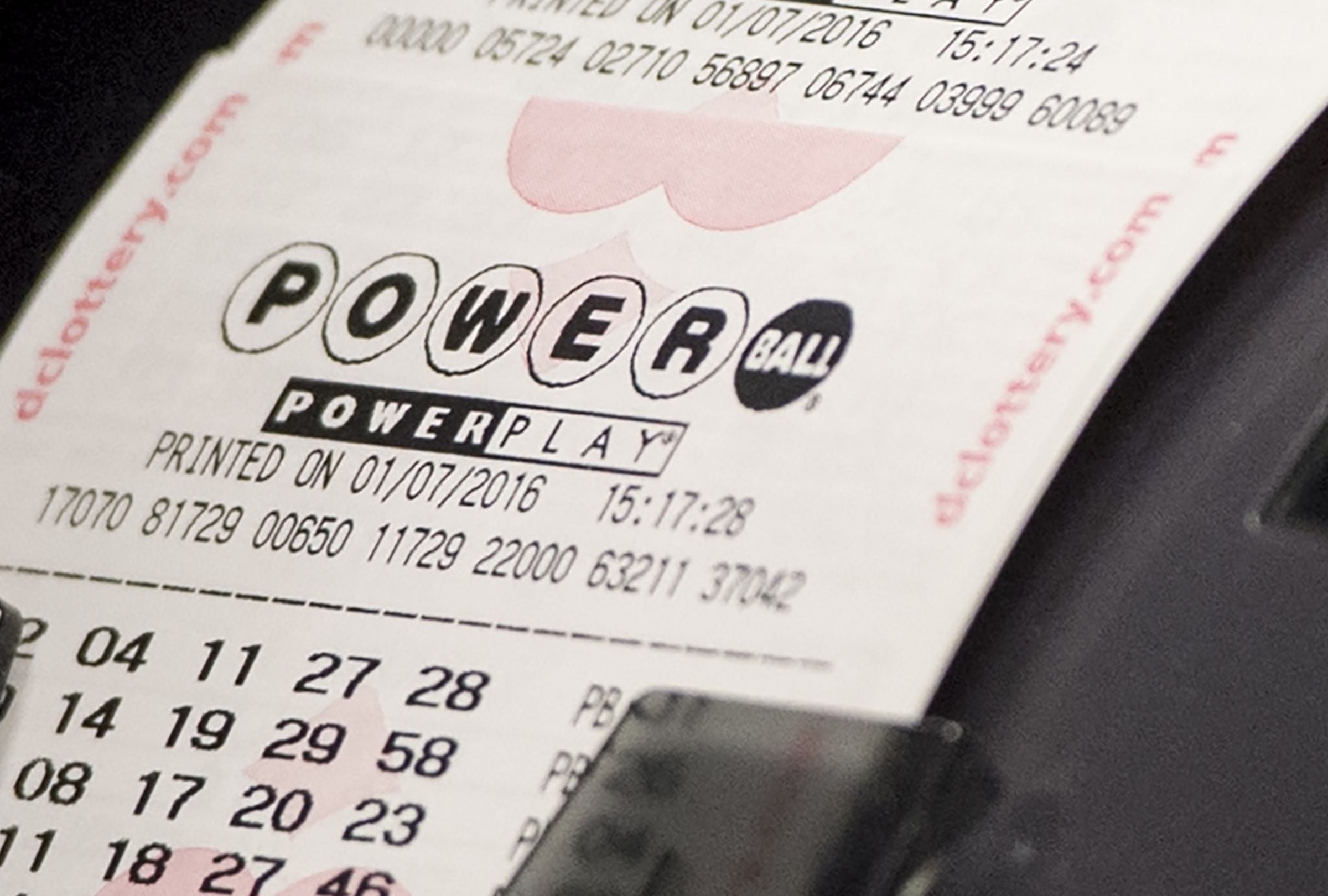 En esta nota conocerás los resultados del sorteo del Powerball del miércoles 15 de abril y descubrir si alguien se quedó con el premio mayor. (Foto: SAUL LOEB / AFP)