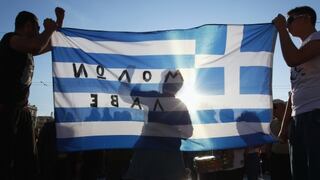 Ahorristas griegos vuelven a depositar dinero en los bancos