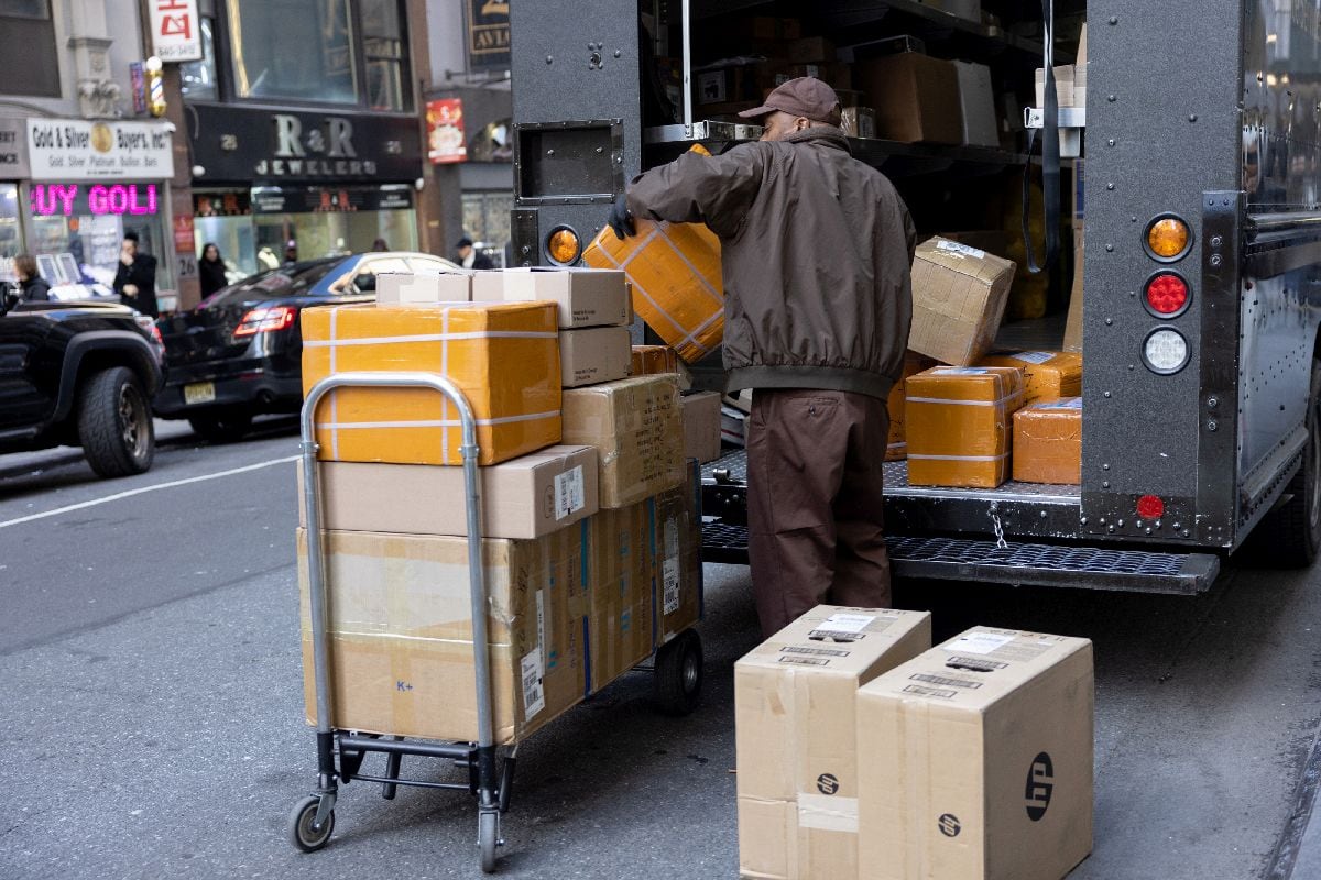 Un trabajador de UPS descarga paquetes de un vehículo durante el Cyber Monday en Nueva York, EE.UU., el lunes 1 de diciembre de 2025.