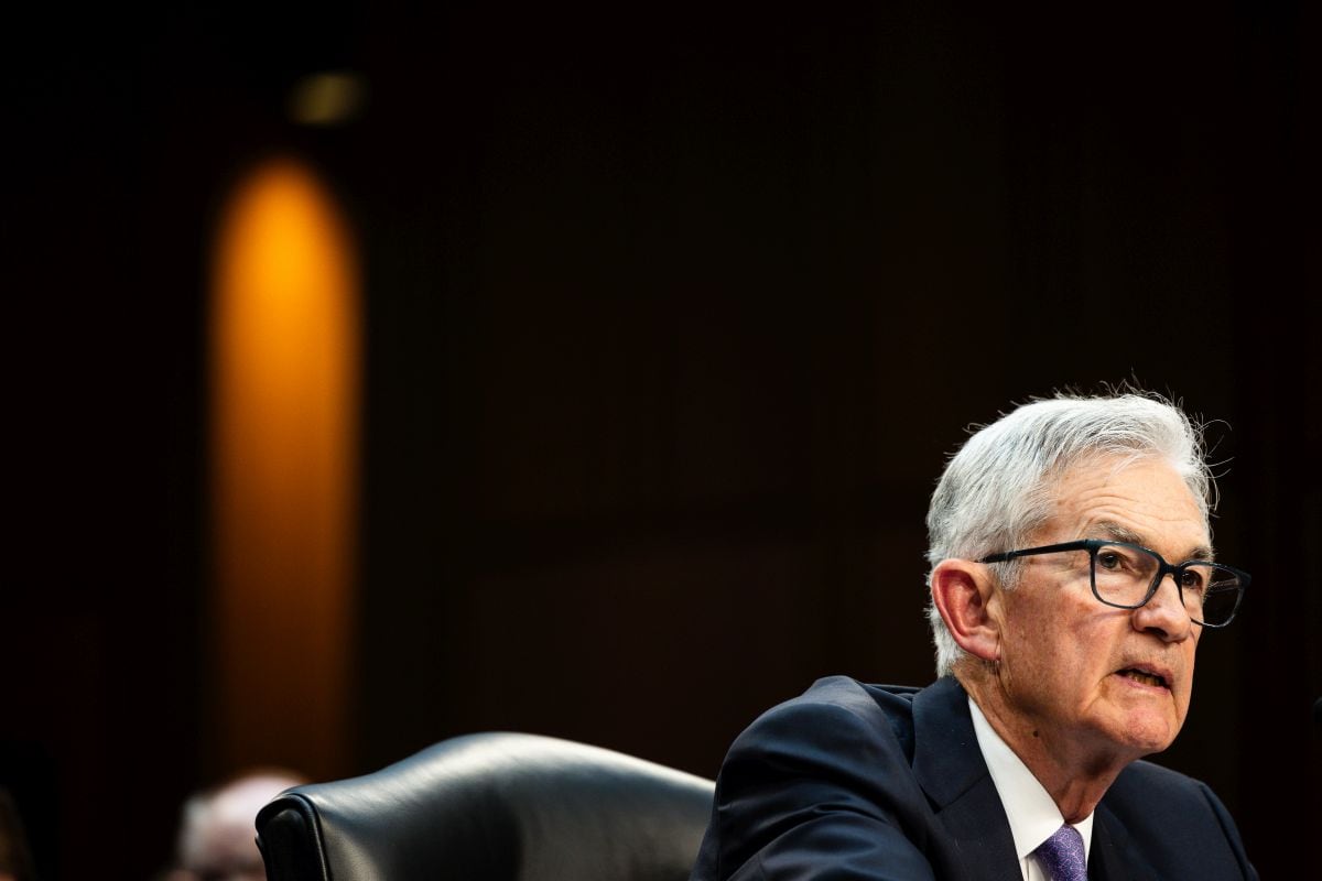 Jerome Powell, presidente de la Reserva Federal de Estados Unidos, habla durante una audiencia del Comité de Banca, Vivienda y Asuntos Urbanos del Senado en Washington, DC, Estados Unidos, el martes 9 de julio de 2024. Powell dijo que "más datos buenos" fortalecerían la confianza en que la inflación está avanzando hacia el objetivo del 2% del banco central de EE.UU., y lecturas recientes apuntan a "un modesto progreso adicional" en los precios. Fotógrafo: Tierney L. Cross/Bloomberg.