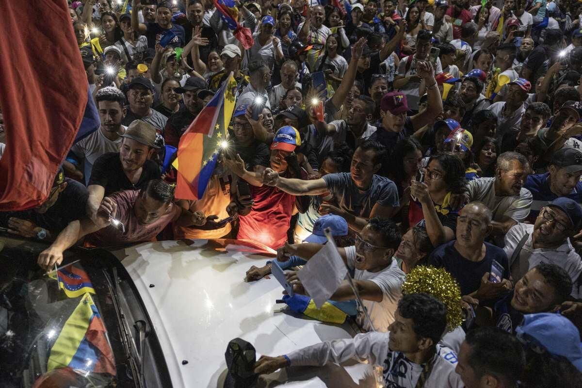 Sin guardaespaldas visibles que la protejan, los partidarios de Machado le pasan cartas y flores con toda libertad. Algunos se acercan para tocarla.