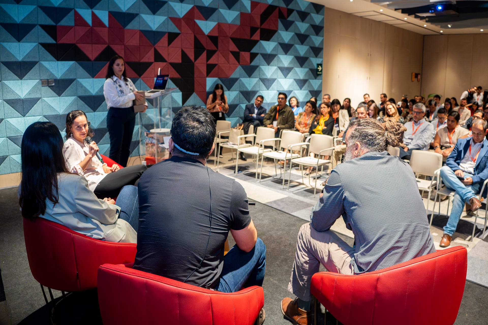 Los participantes del panel coincidieron en que delegar responsabilidades fue clave para que sus empresas pudieran concentrarse en nuevas oportunidades de crecimiento.