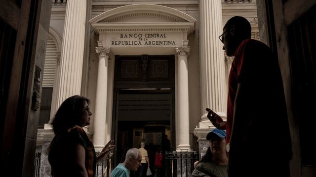 Argentina investiga a tres bancos sobre operaciones de bonos y puts