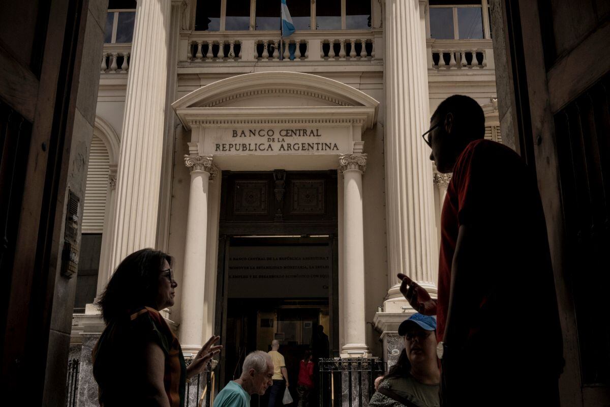 Peatones fuera del Banco Central de Argentina en Buenos Aires, Argentina, el miércoles 10 de enero de 2024. Fotógrafo: Anita Pouchard Serra/Bloomberg