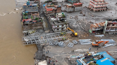 Una vista aérea muestra a personal del ejército construyendo un puente sobre el río Tadi tras las inundaciones repentinas en Devighat, distrito de Nuwakot, Nepal, el 5 de septiembre de 2026. (Foto de PRABIN RANABHAT / AFP).