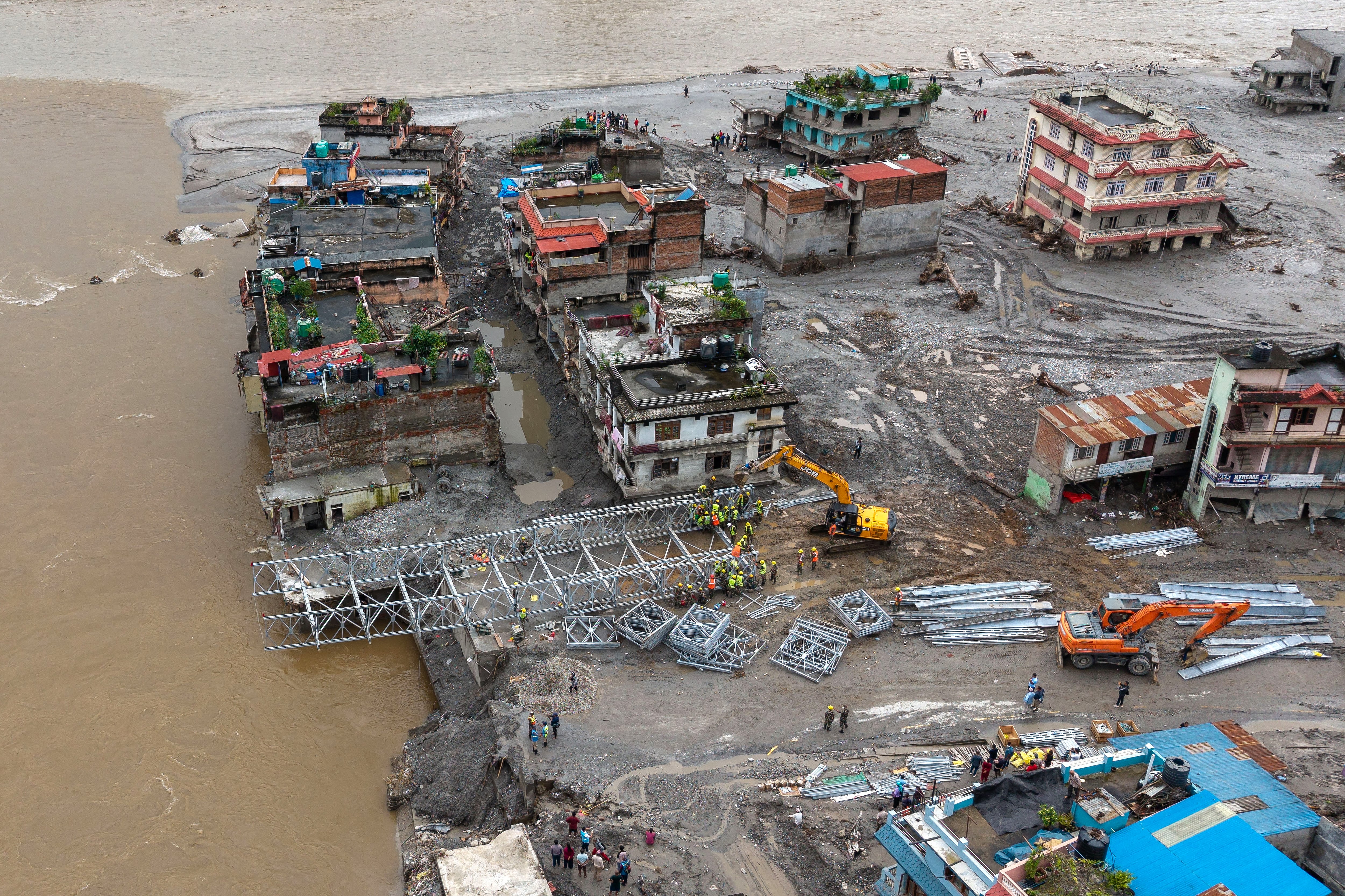Una vista aérea muestra a personal del ejército construyendo un puente sobre el río Tadi tras las inundaciones repentinas en Devighat, distrito de Nuwakot, Nepal, el 5 de septiembre de 2026. (Foto de PRABIN RANABHAT / AFP).
