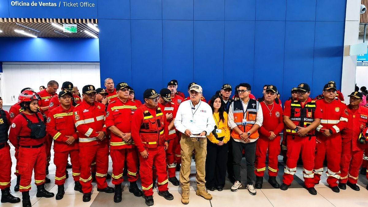 El contingente peruano está conformado por 44 bomberos especializados del Grupo USAR, además de la can Kaira, entrenada para la búsqueda de personas atrapadas. Foto: Mininter.