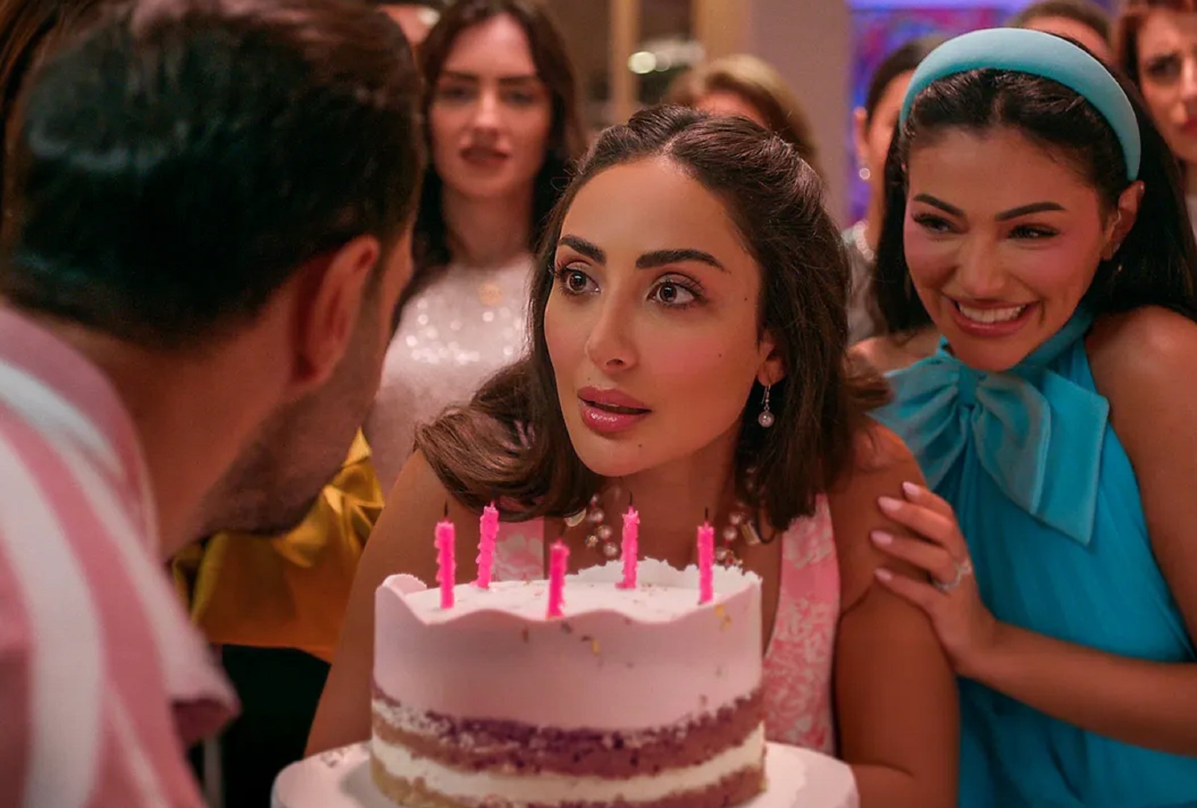 Haya (Nour Al Ghandour) se da cuenta de que está enamorada de Jawad (Ali Kakooli) demasiado tarde en la comedia romántica árabe "Te quiero desde siempre" (Foto: Netflix)