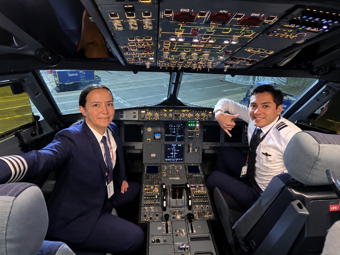 Lourdes Carrera y Abel Guerra, piloto y segundo oficial, respectivamente, de la aeronave de LATAM que pernocta en Arequipa. (Foto: María Abanto Oré - Diario Gestión)