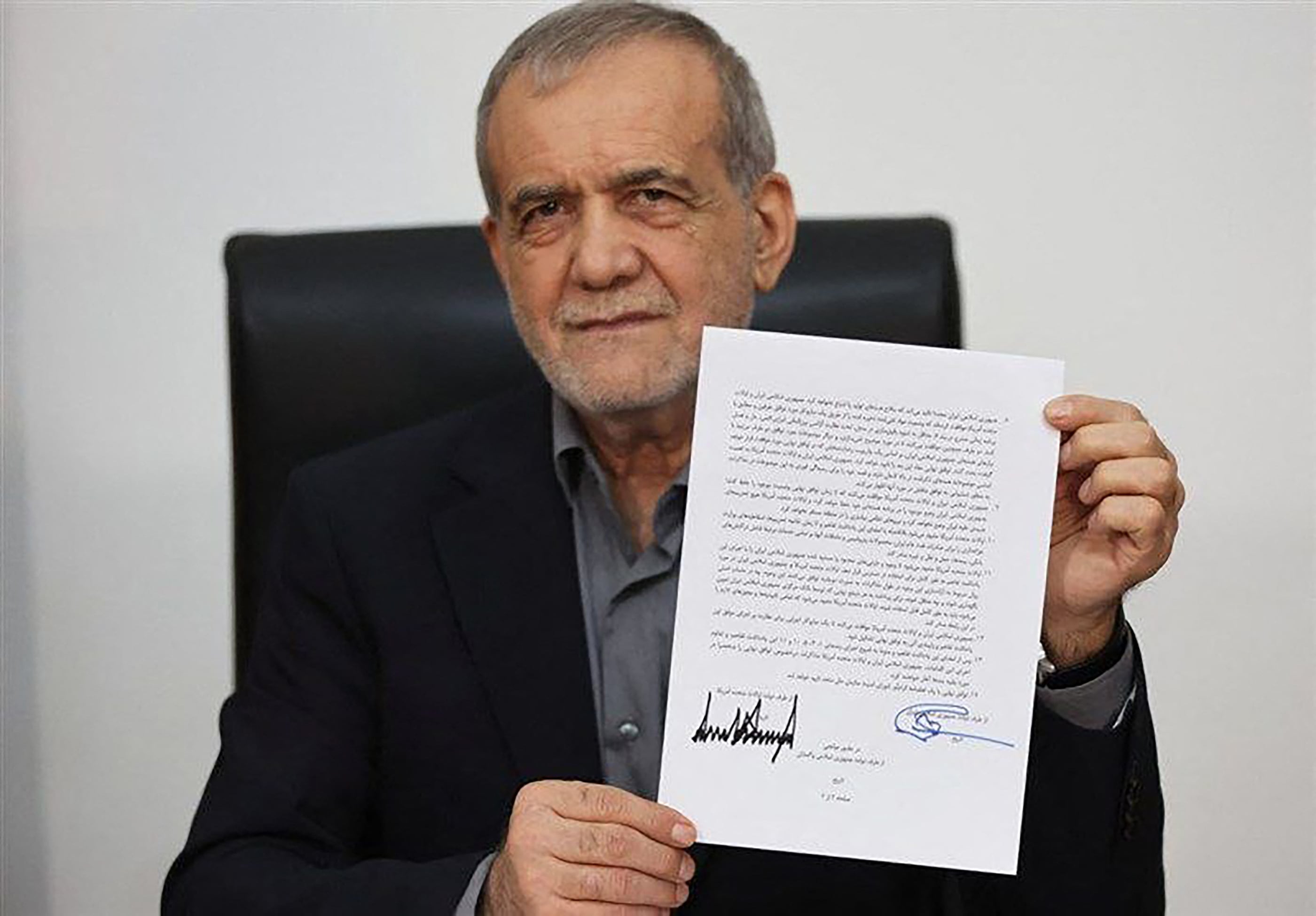 El presidente de Irán Masoud Pezeshkian sosteniendo un documento que muestra un memorando de entendimiento que firmó para poner fin a la guerra en Oriente Medio. (Foto: Distribución / IRIB / AFP).