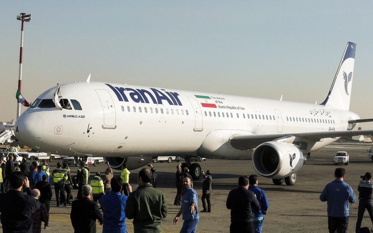 Archivo: Un avión comercial Airbus A321 llega al Aeropuerto Internacional de Mehrabad durante la entrega del primer lote de aviones a la aerolínea estatal iraní Iran Air, en la capital, Teherán, el 12 de enero de 2017. (ATTA KENARE / AFP)