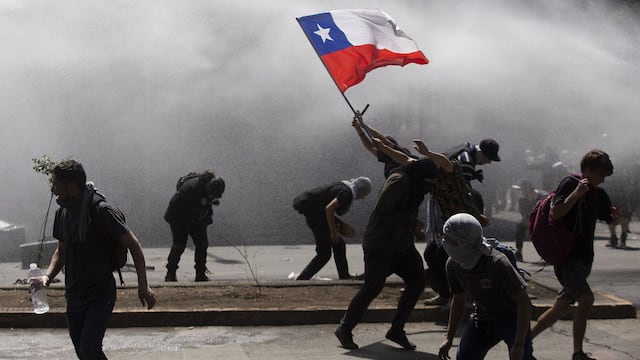 Clasificadoras de riesgo advierten de un posible impacto en la economía chilena por manifestaciones